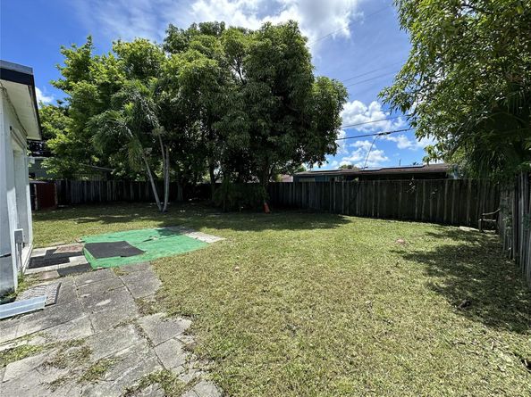 4810 NW 11th Pl, Lauderhill FL 33313