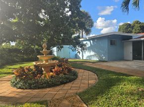 946 Alamanda Rd, West Palm Beach FL 33405