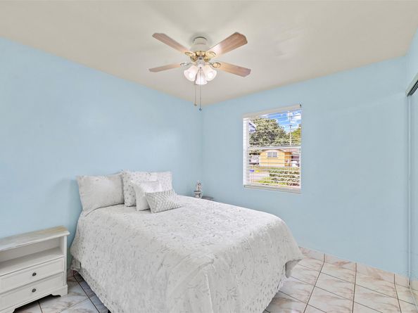 946 Alamanda Rd, West Palm Beach FL 33405