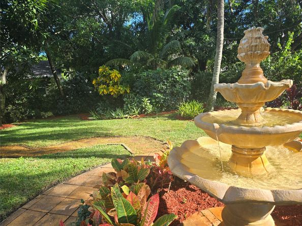 946 Alamanda Rd, West Palm Beach FL 33405