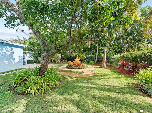 946 Alamanda Rd, West Palm Beach FL 33405