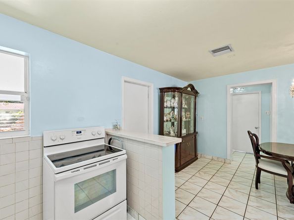 946 Alamanda Rd, West Palm Beach FL 33405