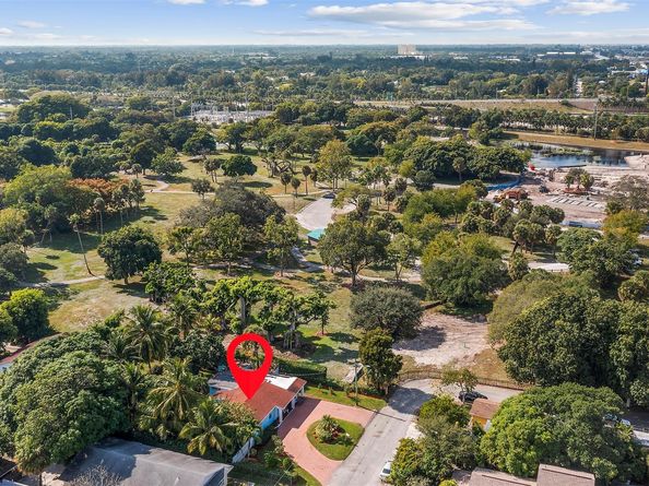 946 Alamanda Rd, West Palm Beach FL 33405