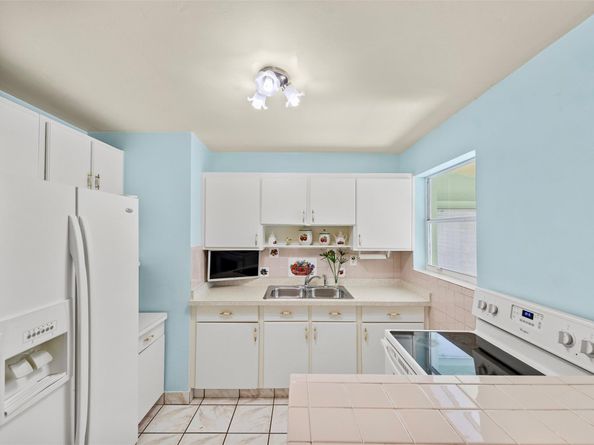 946 Alamanda Rd, West Palm Beach FL 33405