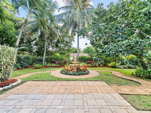 946 Alamanda Rd, West Palm Beach FL 33405