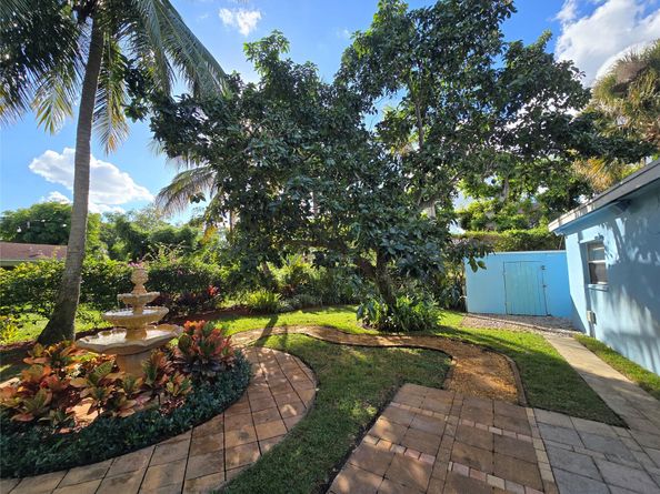 946 Alamanda Rd, West Palm Beach FL 33405