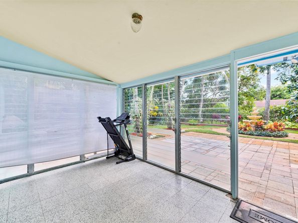 946 Alamanda Rd, West Palm Beach FL 33405