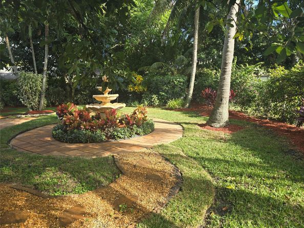 946 Alamanda Rd, West Palm Beach FL 33405