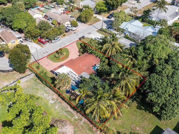 946 Alamanda Rd, West Palm Beach FL 33405