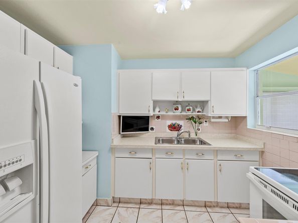 946 Alamanda Rd, West Palm Beach FL 33405