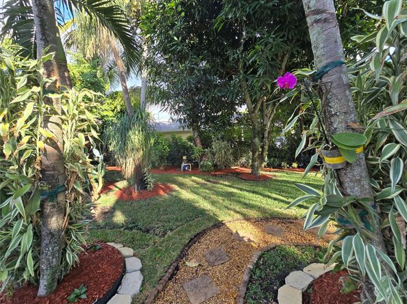 946 Alamanda Rd, West Palm Beach FL 33405