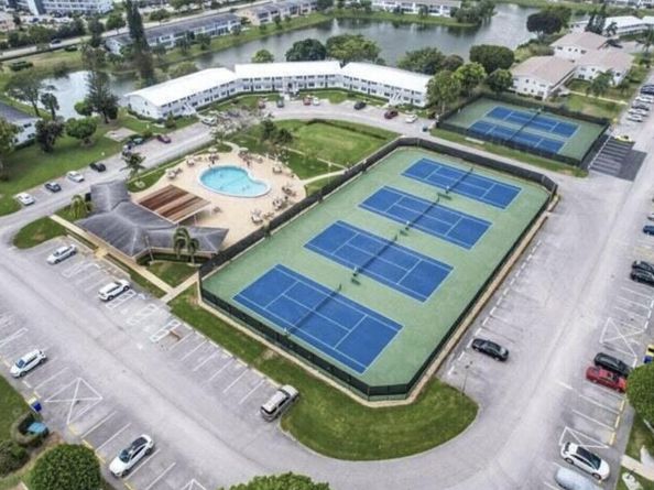 204 Windsor I, West Palm Beach FL 33417