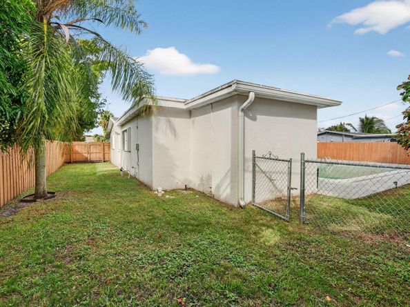 3352 SW 16th St, Fort Lauderdale FL 33312