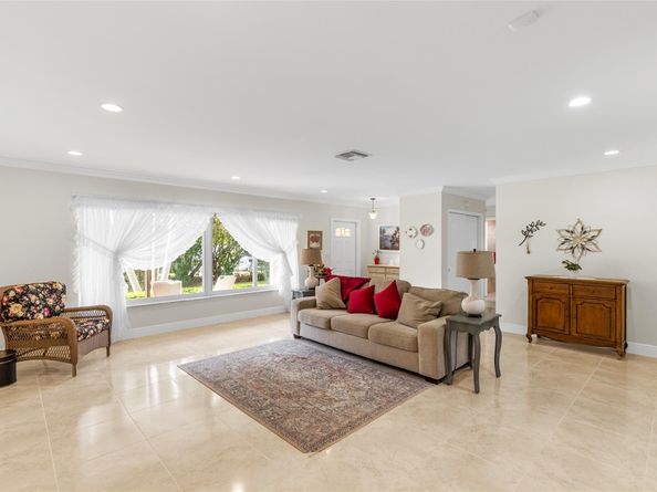 7237 E Tropical Way, Plantation FL 33317