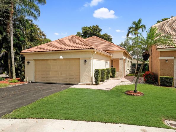 2687 Oak Park Cir, Davie FL 33328