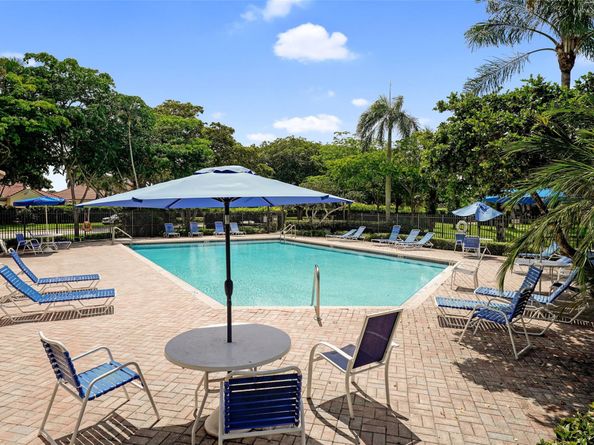 2687 Oak Park Cir, Davie FL 33328