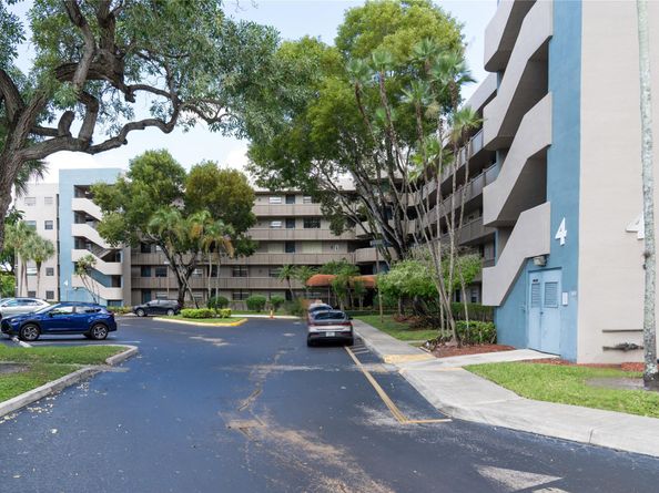 1101 Colony Point Cir 220, Pembroke Pines FL 33026
