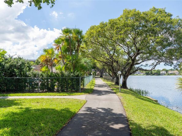 1101 Colony Point Cir 220, Pembroke Pines FL 33026