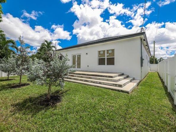 2861 NW 8th Ct, Fort Lauderdale FL 33311