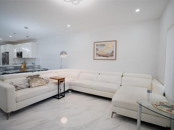 4723 SW 12th Pl, Deerfield Beach FL 33442