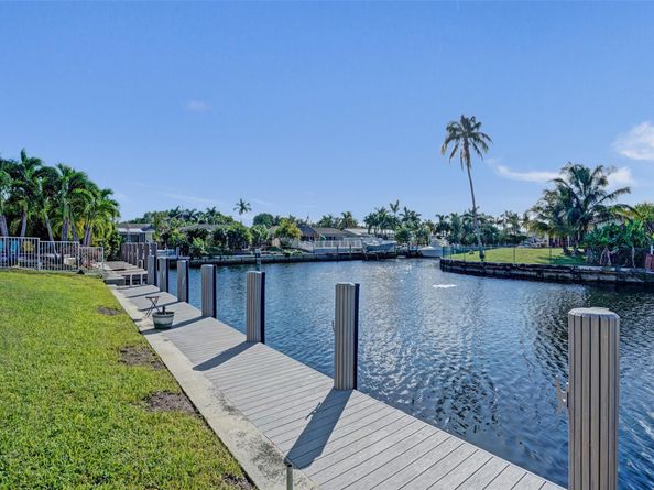 949 SE 10th Ct, Pompano Beach FL 33060