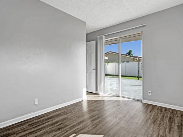 949 SE 10th Ct, Pompano Beach FL 33060