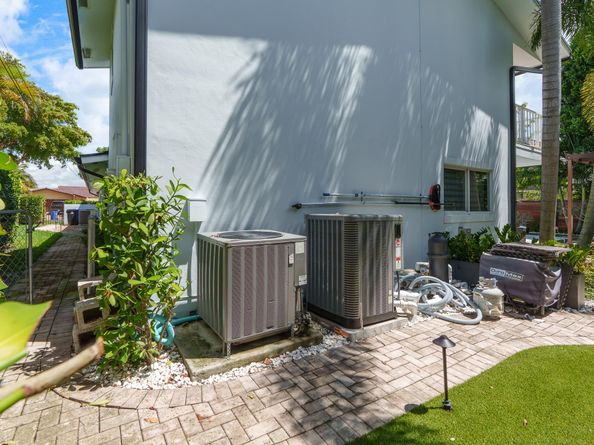 2524 NE 37th Dr, Fort Lauderdale FL 33308