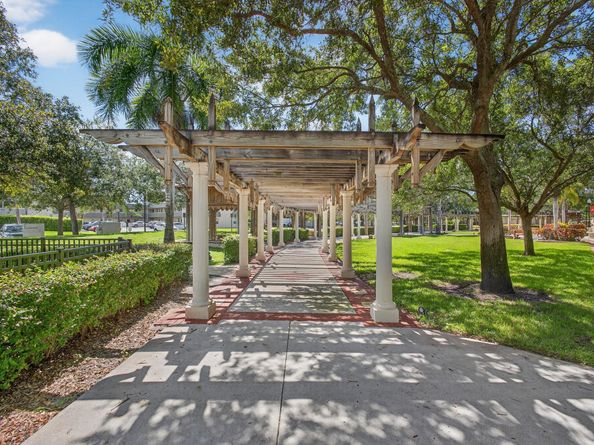 126 Sparrow Dr 10B, Royal Palm Beach FL 33411