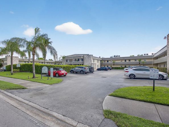 126 Sparrow Dr 10B, Royal Palm Beach FL 33411