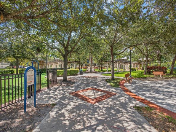 126 Sparrow Dr 10B, Royal Palm Beach FL 33411