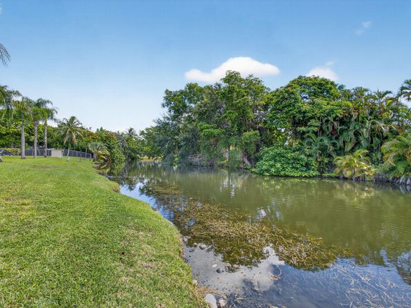 126 Sparrow Dr 10B, Royal Palm Beach FL 33411