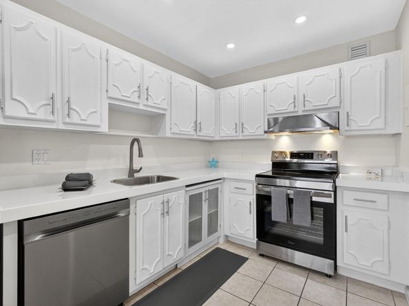 126 Sparrow Dr 10B, Royal Palm Beach FL 33411