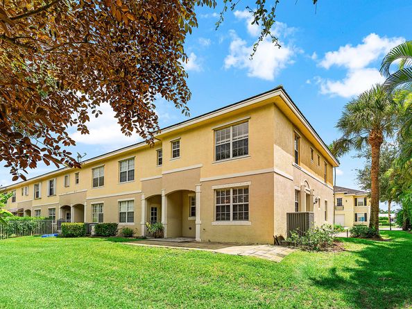 21 Largo Way, Boynton Beach FL 33426