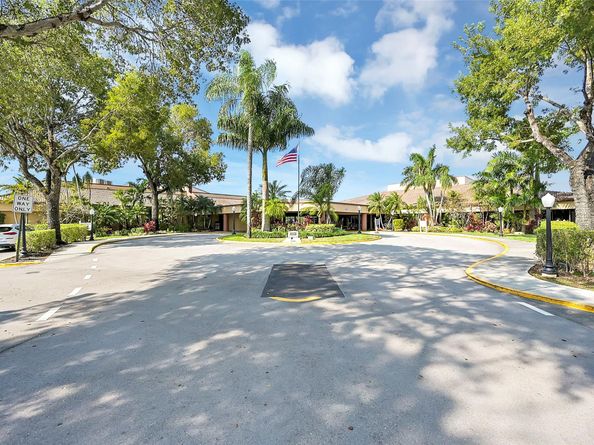 9380 Sunrise Lakes Blvd 206, Sunrise FL 33322