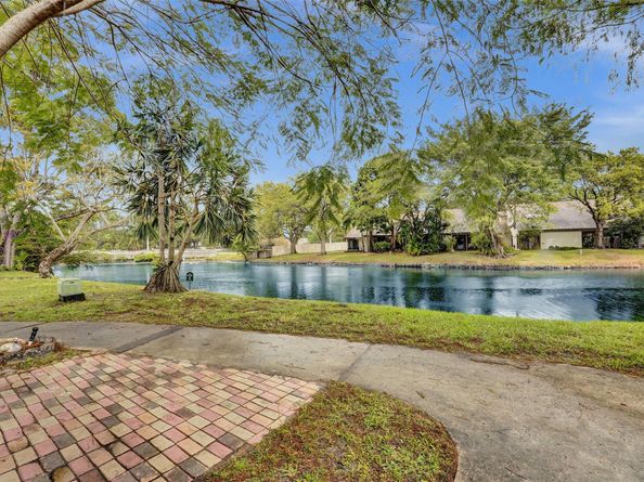 26 Wimbledon Lake 248, Plantation FL 33324