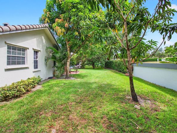 5372 Pine Circle, Coral Springs FL 33067