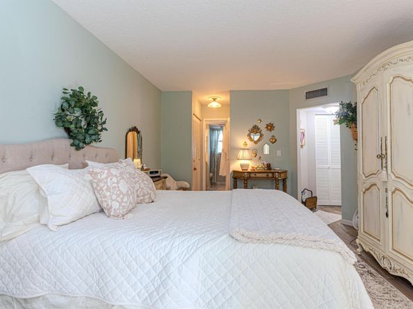 3755 Via Poinciana 101, Lake Worth FL 33467