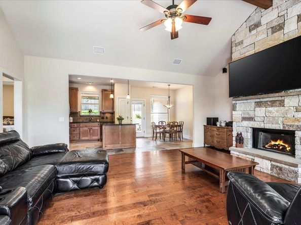 1058 Daviot DR, Spicewood TX 78669