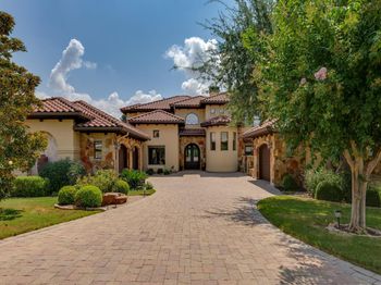 3905 Sugarloaf DR