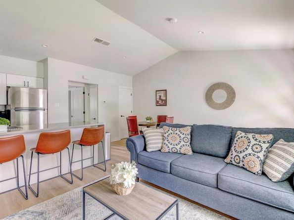 1205 Hollow creek DR 202, Austin TX 78704