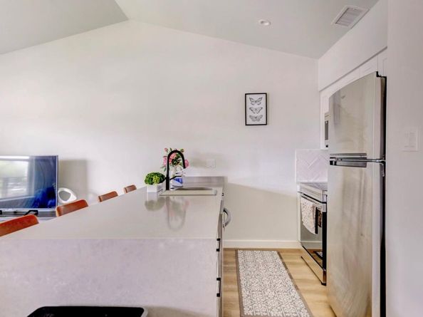 1205 Hollow creek DR 202, Austin TX 78704