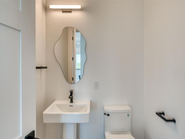 8621 Nina LN, Jonestown TX 78645