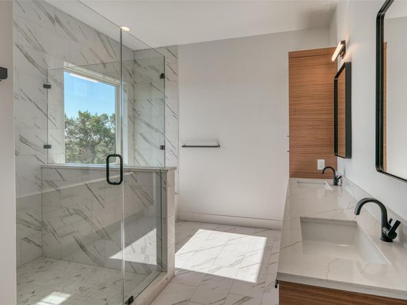 8621 Nina LN, Jonestown TX 78645