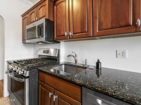 47 Lafayette Place 2D, Greenwich CT 06830
