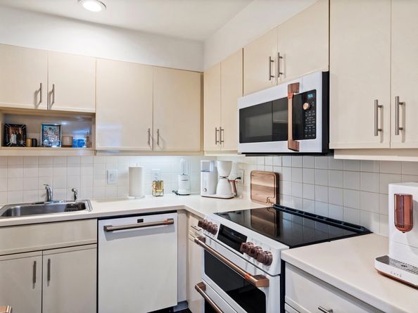 208 Shearwater Ct West 37, Jersey City NJ 07305