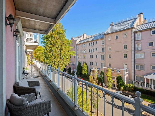 208 Shearwater Ct West 37, Jersey City NJ 07305