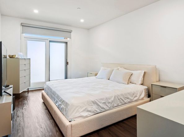 208 Shearwater Ct West 37, Jersey City NJ 07305