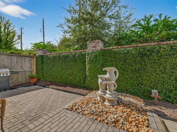 1607 W Rose Terrace Lane, Houston TX 77055