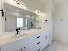 933 E 40 1/2 St Street, Houston TX 77022