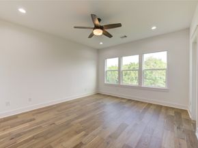 933 E 40 1/2 St Street, Houston TX 77022